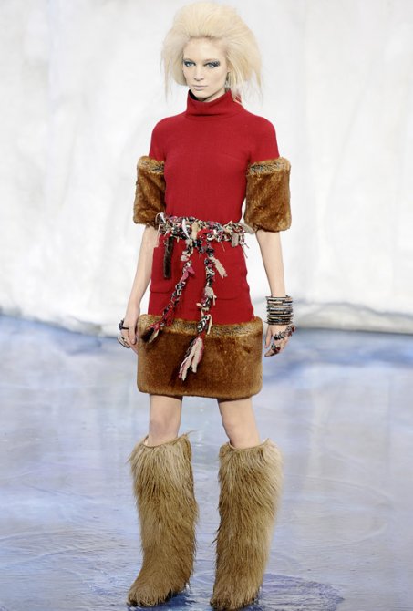 Robe cachemire et laine rouge avec de la fourrure chevalières en métal et bottes en fourrure marron Chanel collection femme automne hiver 2010 2011