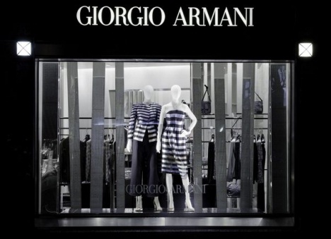L’une des vitrines de la boutique Giorgio Armani à Berlin