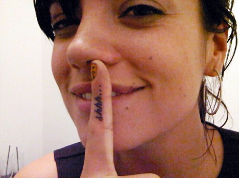 Le tatouage Shhh..., repris par Lily Allen
