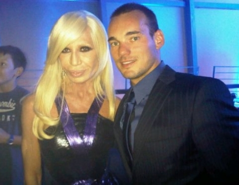 Donatella Versace aux côtés de Wesley Sneijder