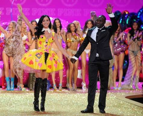 La très coloré Katy Perry et le chanteur Akon au Victoria’s Secret Fashion Show 2011