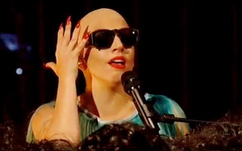 Lady Gaga chauve chantant sa nouvelle chanson