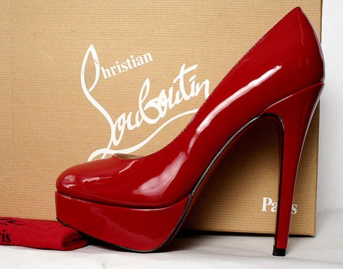 La semelle rouge de Christian Louboutin incrimine Yves Saint Laurent