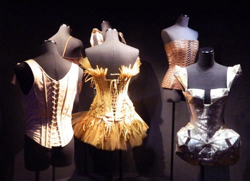 Le corset : l’autre pièce emblématique de Jean-Paul Gaultier