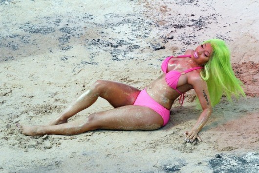 Nicki Minaj joue les séductrices dans son clip