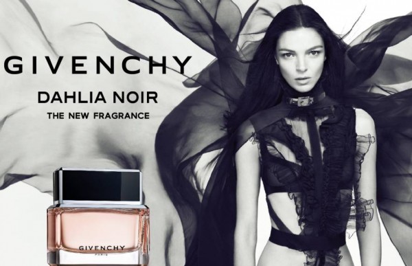 Mariacarla Boscono pose pour la campagne du parfum 2011 Givenchy Dahlia Noir