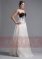 Un bustier noir sur fond blanc