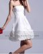 Une robe bustier à fleurs blanches