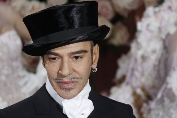 John Galliano en haut de forme évincé de la maison Dior ainsi que de Galliano