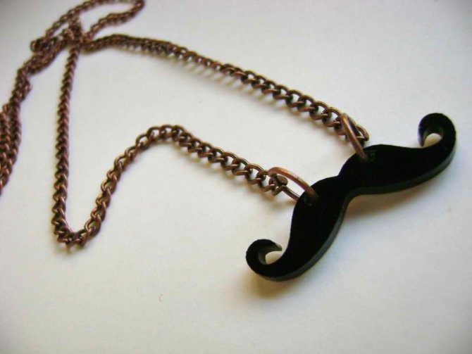 Le collier moustache : un incontournable de la rentrée 