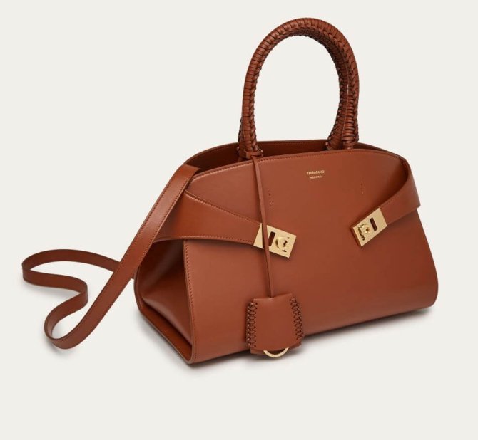 Élégance italienne en version compacte : le sac à main Hug (M) en cuir cognac
