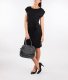Robe noire fluide avec la taille nouée et l’effet drapé